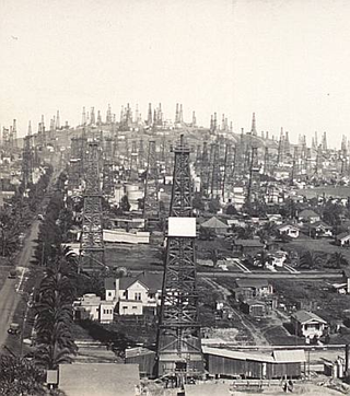 Oil field at Signal Hill in the Los Angeles Basin in 1923. (Image: The Aerograph Co./ US Library of Congress)